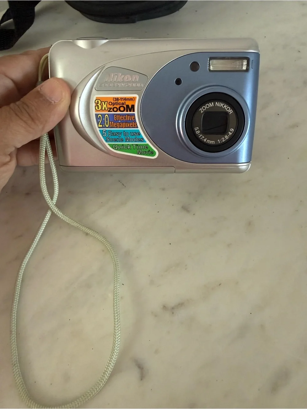 Nikon Coolpix 2000 2.0MP Point Shoot Digital Camera w/32MB Compact Flash + case